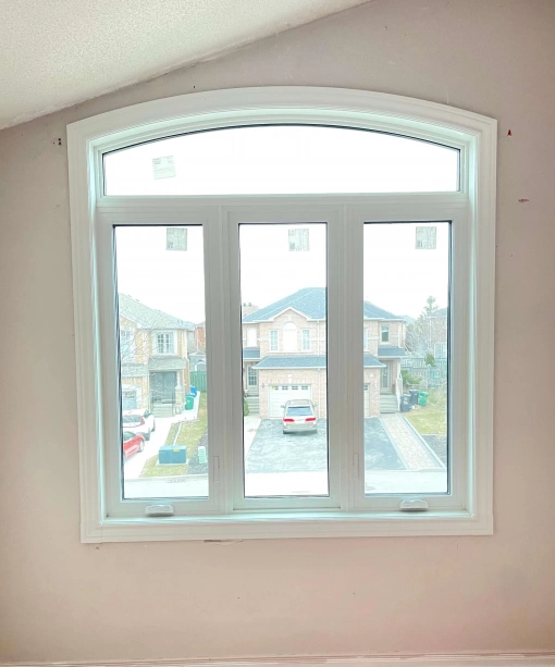Тройное пластиковое окно с арочным верхом